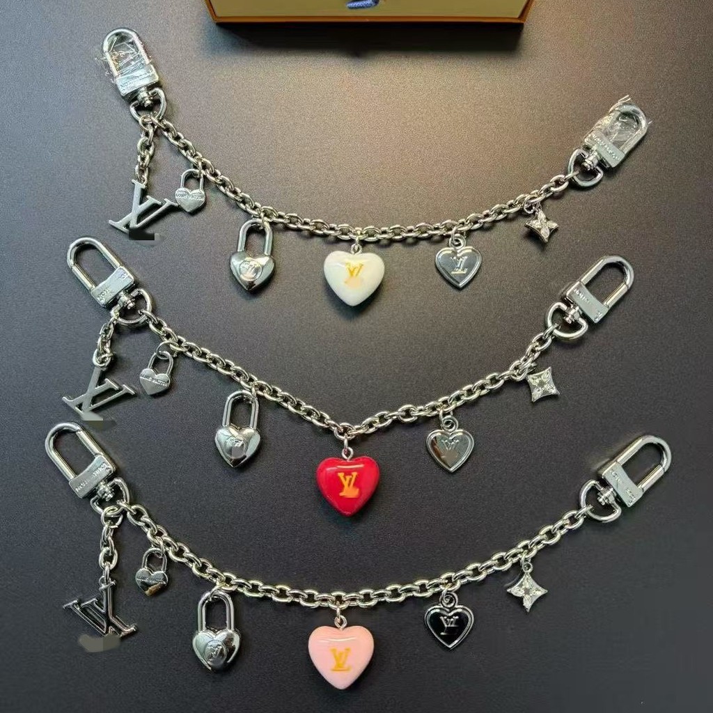 Agate pendant with heart-shaped charm, suitable for girls, used as a phone case chain, keychain, or 