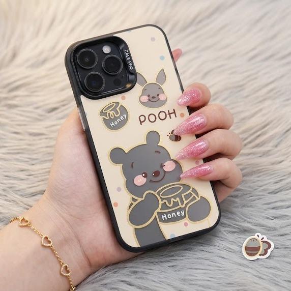 Ốp Lưng Áp Dụng Cho ĐT IPhone X 11 12 13 14 15 16 17 In Hình Chú Gấu Thích Ăn Mật ong, Chống Sốc,Chố