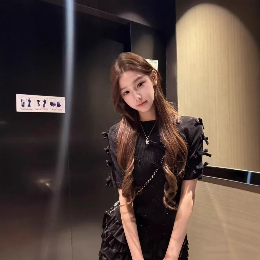 29V4 2026Summer heavy-duty knitted short-sleeve top with full-body bow embellishments and metal acce