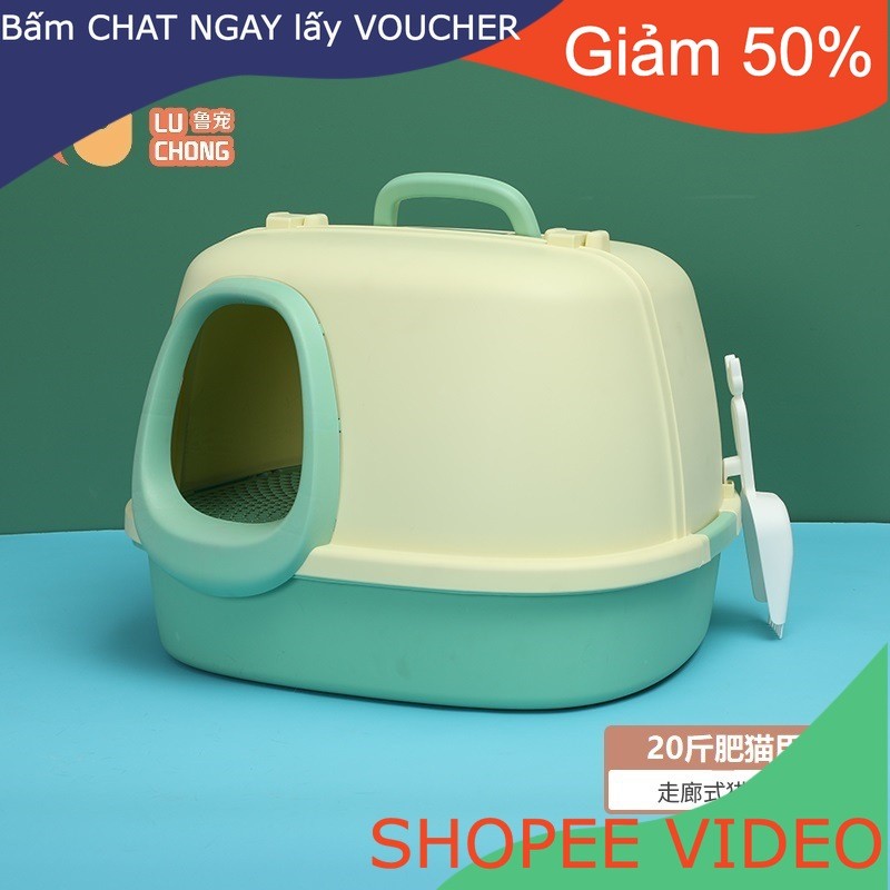 (Ship2Tuan) Nhà vệ sinh cho mèo ở hành lang bị rò rỉ cát ở hành lang.