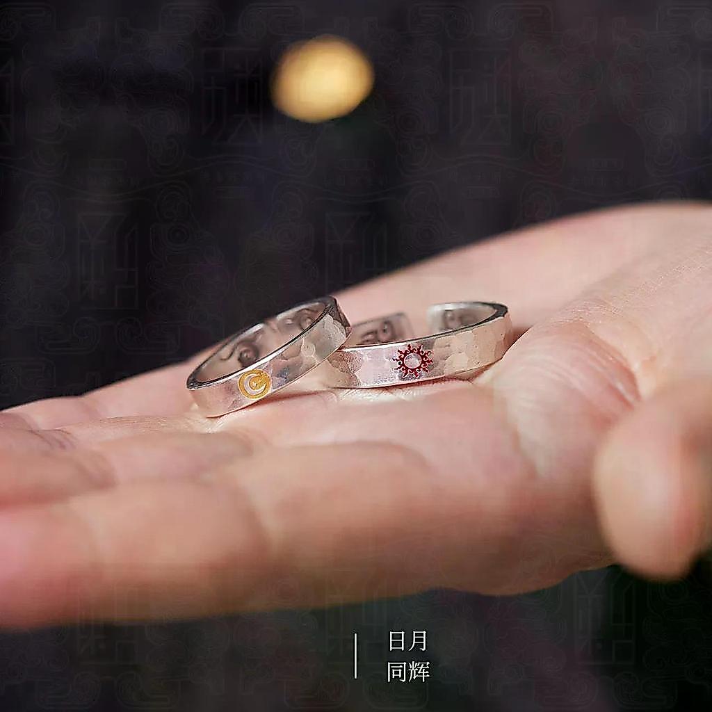 2026 Sản Phẩm Mới [Sun Moon Tonghui National Hợp Thời Trang Handmade Búa Họa Tiết Retro Cặp Đôi Nhẫn