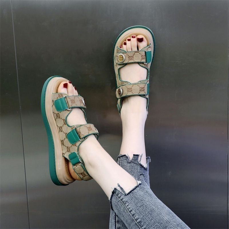 Dép Nữ Mùa Hè 2024 Phong Cách Mới Influencer Siêu Nóng Phẳng Học Sinh Phù Hợp Với Velcro La Mã Thể T