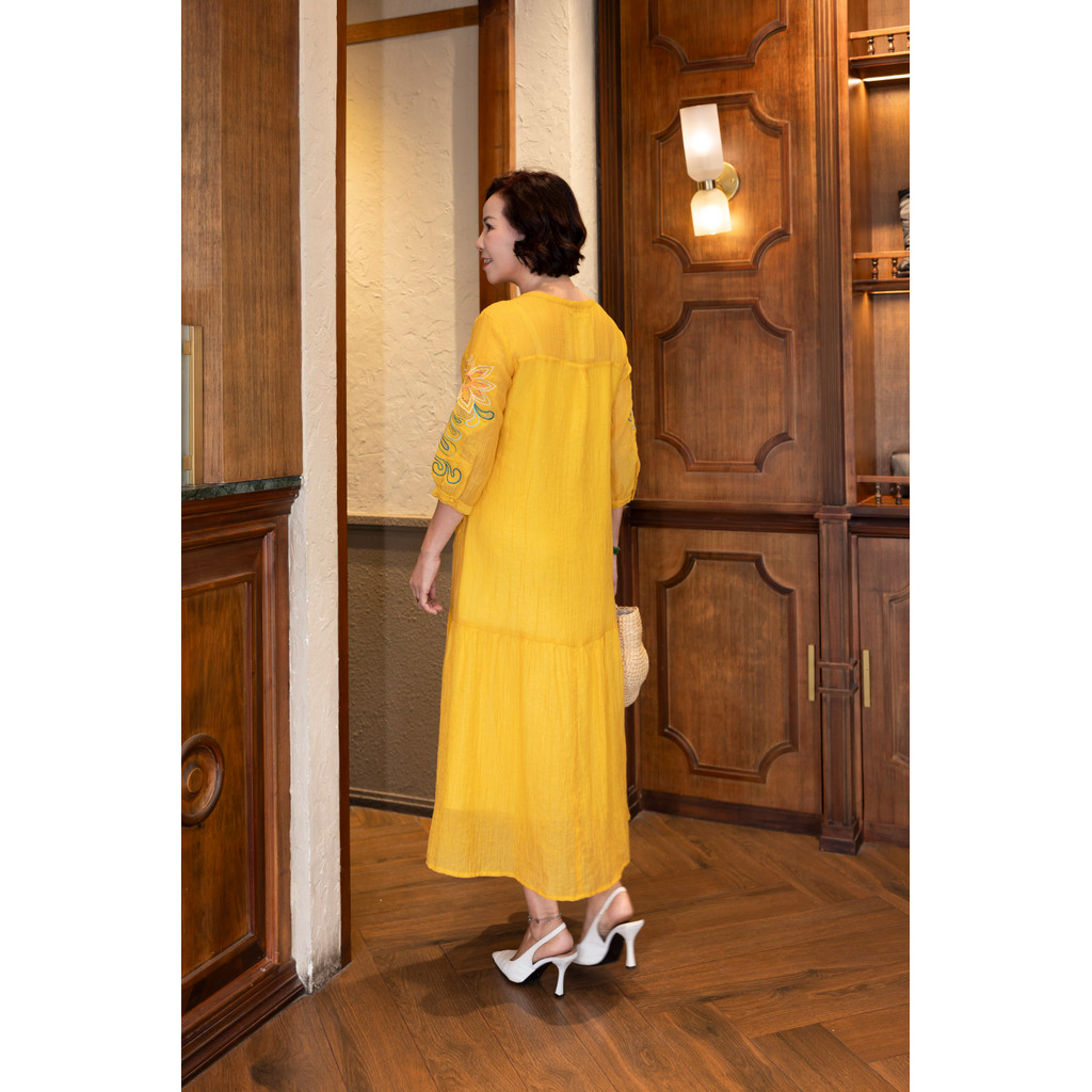 M COLLECTION | Váy Đầm Maxi Đuôi Cá Nữ Trung Niên Tặng Mẹ Cài Nút Thun Xốp Thêu Hoa Tay Lỡ D12778 | BigBuy360 - bigbuy360.vn
