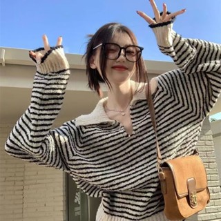 Áo len nữ cổ chữ V form ôm, phù hợp mùa thu đông với chi tiết cổ polo 2508261002