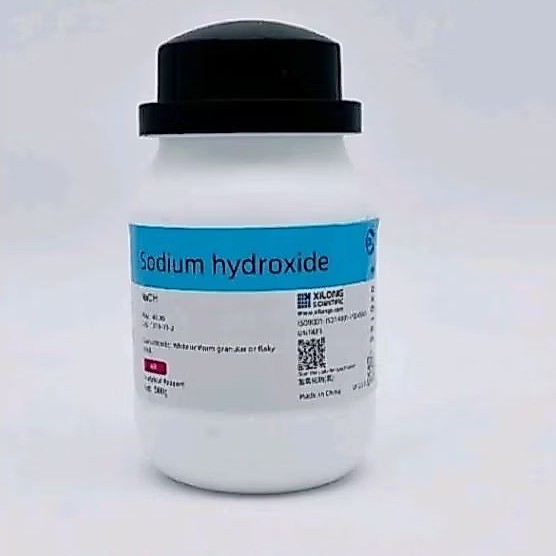 bột Sodium Hydroxide >96% (Natri hydroxit, NaOH, AR, Chai 500g, Xilong, Cas 1310-73-2)