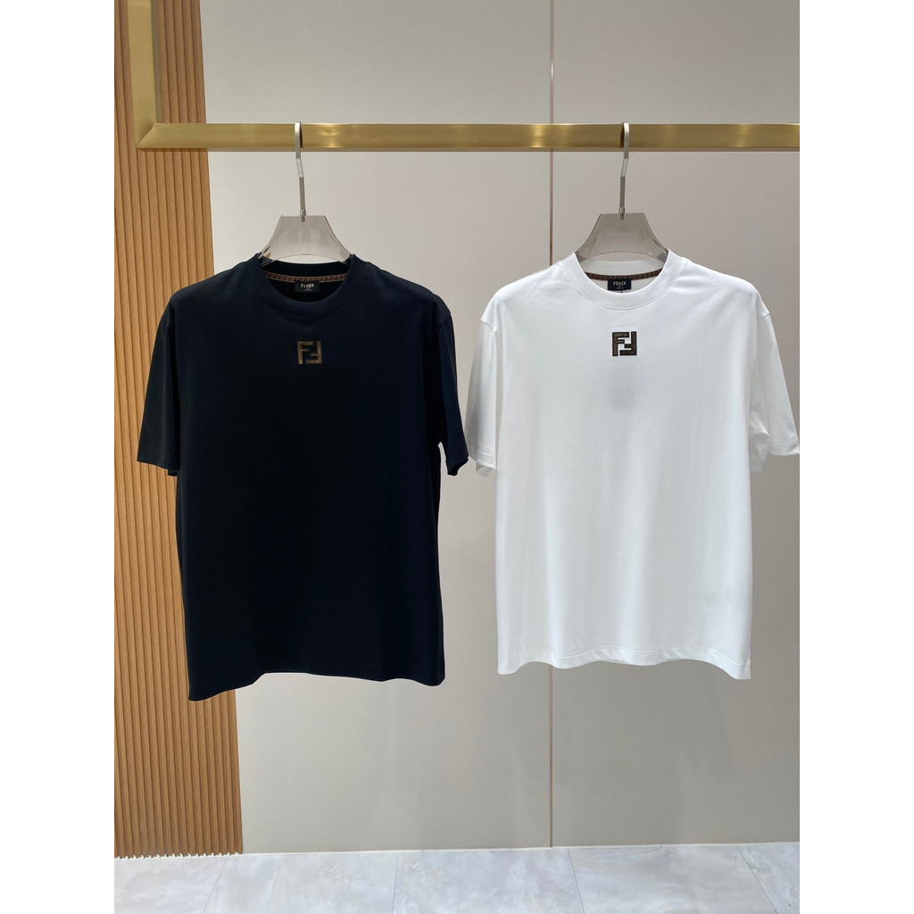 FENDI Mùa Hè Phong Cách Mới Áo Thun Ngắn Tay Nam Nữ Phong Cách Cặp Đôi Cổ Tròn Thoáng Khí Phù Hợp Vớ