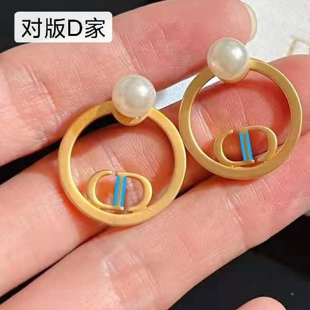V9DR cd Pearl earrings, round silver needle letter studs, high-end vintage fashion earrings for wome