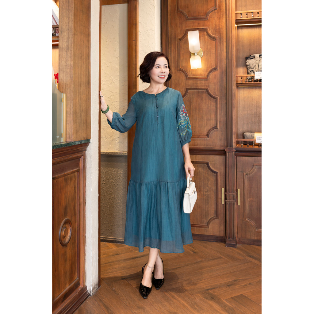 M COLLECTION | Váy Đầm Maxi Đuôi Cá Nữ Trung Niên Tặng Mẹ Cài Nút Thun Xốp Thêu Hoa Tay Lỡ D12778 | BigBuy360 - bigbuy360.vn