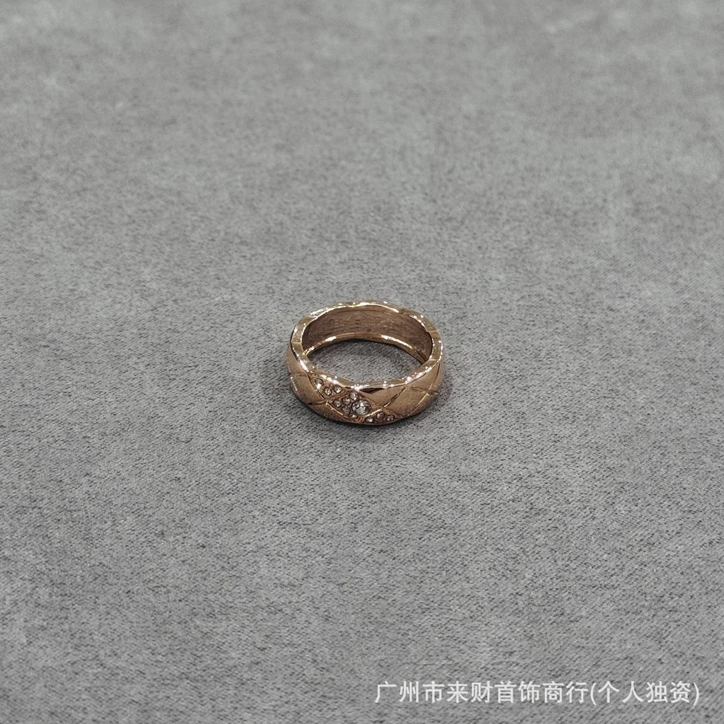 V Gold diamond ring with diamond cross pattern, unisex ring