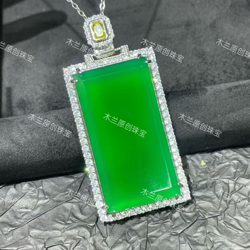 Thiết kế ban đầu Full Green Wuwu Thương hiệu tự nhiên Chalcedony Mặt dây chuyền an toàn Tính khí bạc