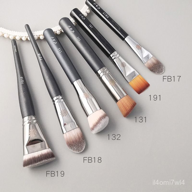 Cọ tán kem nền Picasso 132 đầu phẳng giúp lớp nền mỏng nhẹ không vệt như make up artist chuyên nghiệ