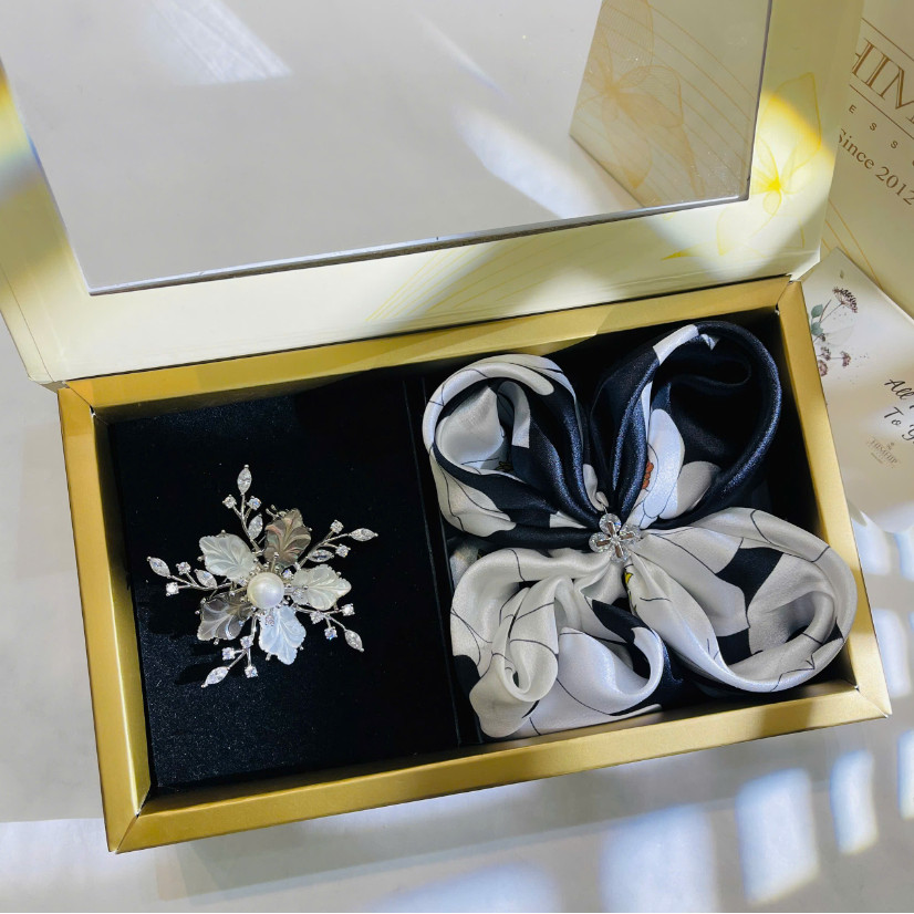 Set Quà HimHip Khăn Lụa Cao Cấp 53x53cm & Cài Áo, Cài Khăn Kèm Túi Hộp Thiệp SCA-L89