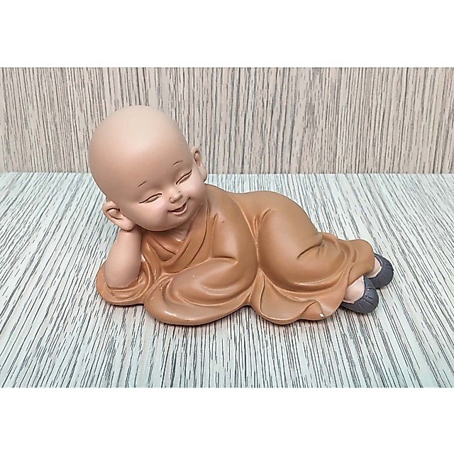 Chú tiểu nằm thư giãn
