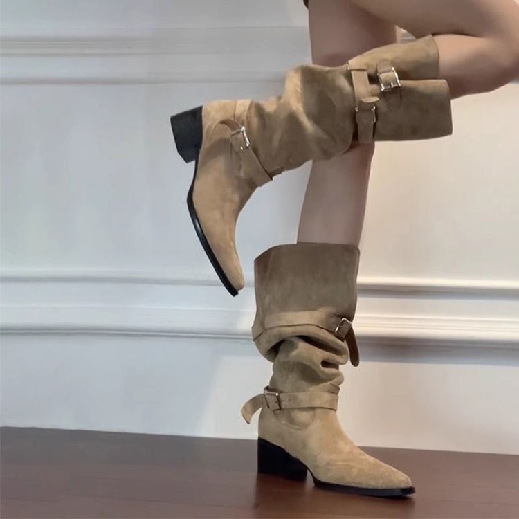 W Mùa Đông Phong Cách Mới Kaki Da Lộn Dày Gót Mỏng Hơn Nhìn Xếp Ly Cọc Boots Thời Trang Retro Ấm Áp Hàng Ngày Mặc Ngoài Chống Trơn Trượt Chống Mài Mòn Nhưng Dài Đến Đầu Gối Giữa