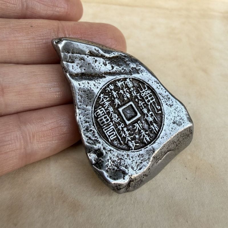 Mặt dây chuyền tay cầm Iron Token, kích thước như hình 6.21.0