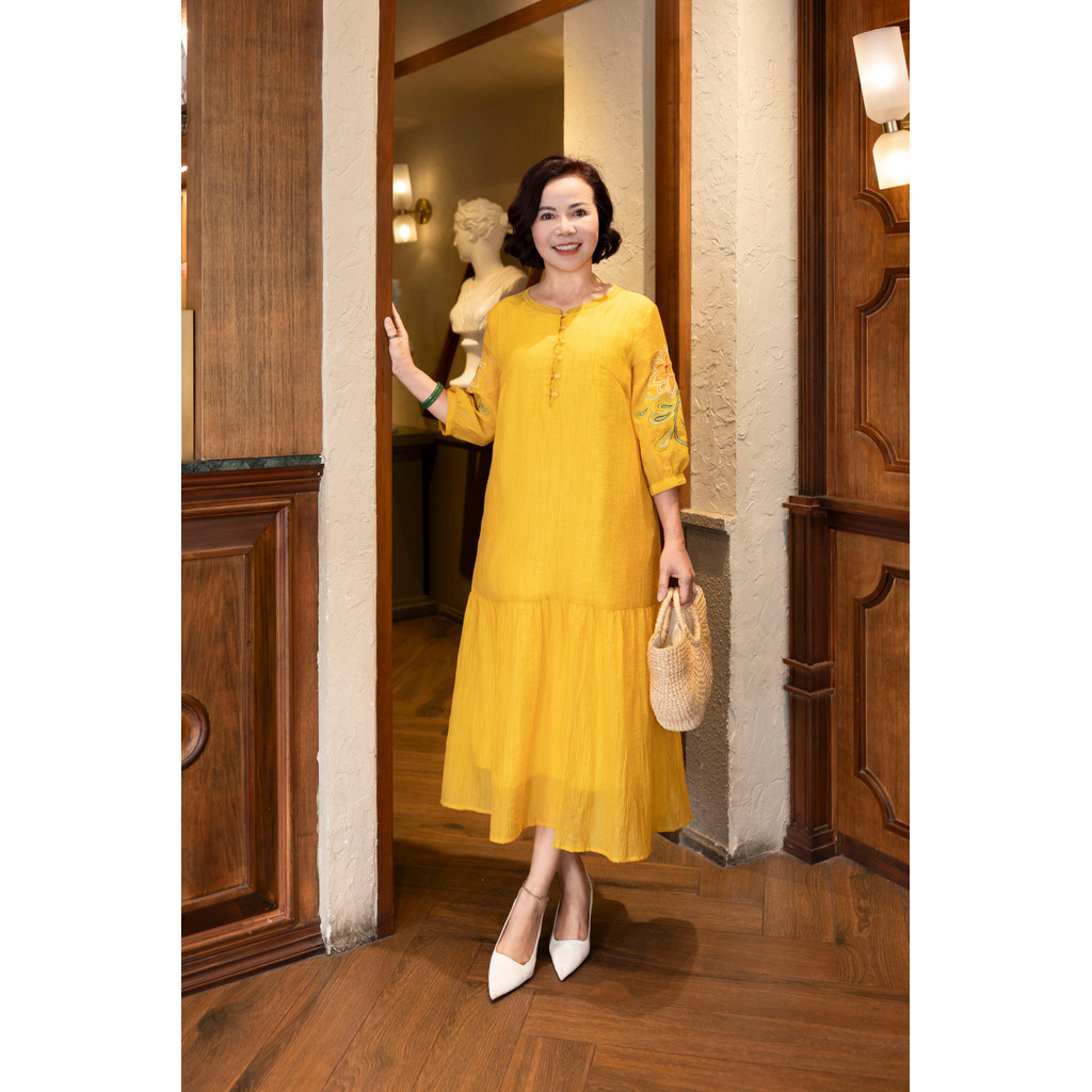 M COLLECTION | Váy Đầm Maxi Đuôi Cá Nữ Trung Niên Tặng Mẹ Cài Nút Thun Xốp Thêu Hoa Tay Lỡ D12778 | BigBuy360 - bigbuy360.vn