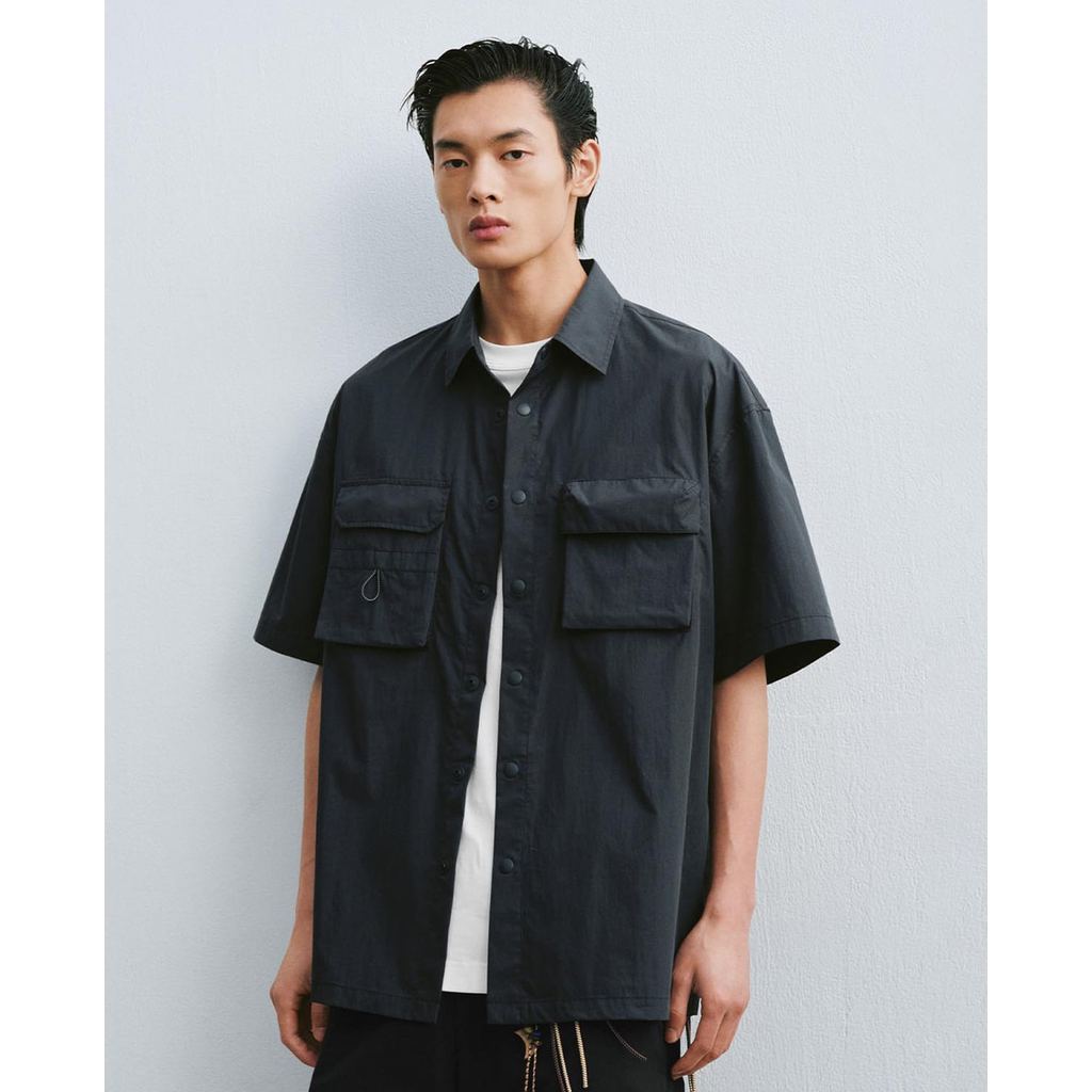 URBAN REVIVO - Áo sơ mi nam cổ bẻ tay ngắn túi hộp_UML260068-B5A