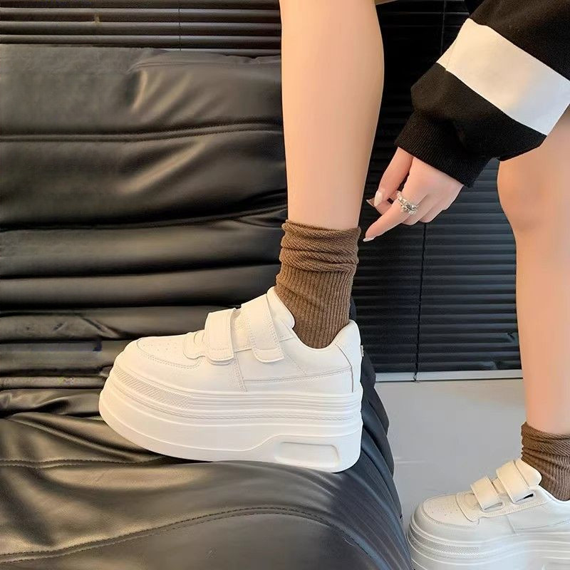 (Hàng QCCC loại 1) Giày thể thao nữ trắng 2025 quai dán đi học đế dày 8cm nhỏ nhắn hack dáng phong cách trẻ trung