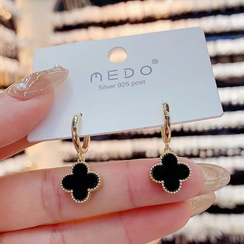 Bông tai cỏ ba lá bốn lá phong cách Chanel 2024, sang trọng và tinh tế