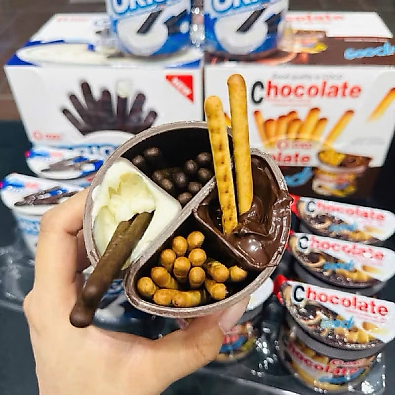 Hộp 12 Cốc Bánh Quy Bơ Que Chocolate Chấm Sốt CoCo (40gr/ cốc)