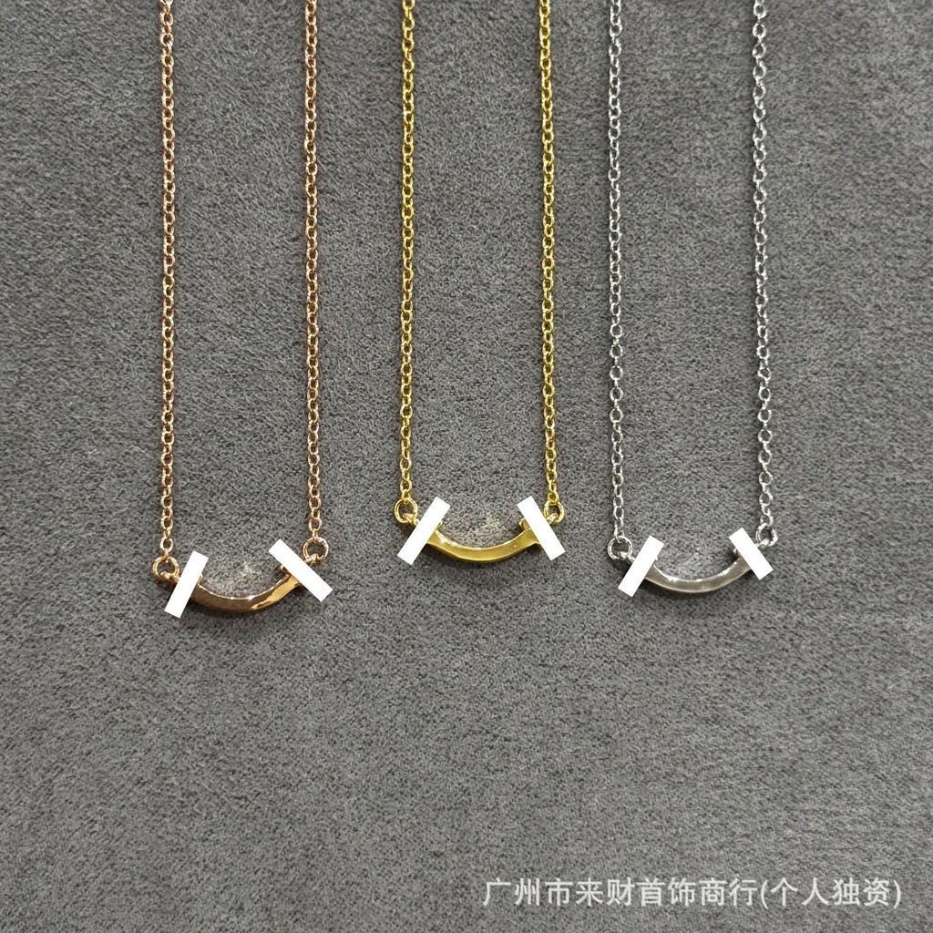 Small Smiley Face Glossy Sweater Necklace for Women, Versatile Vintage Simple Collarbone Chain
