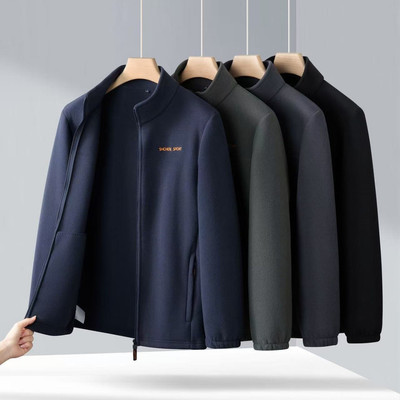 Áo khoác lông cừu nam thiết kế slim fit, style thể thao, màu sắc đơn giản với cổ đứng, phù hợp cho thời tiết lạnh.