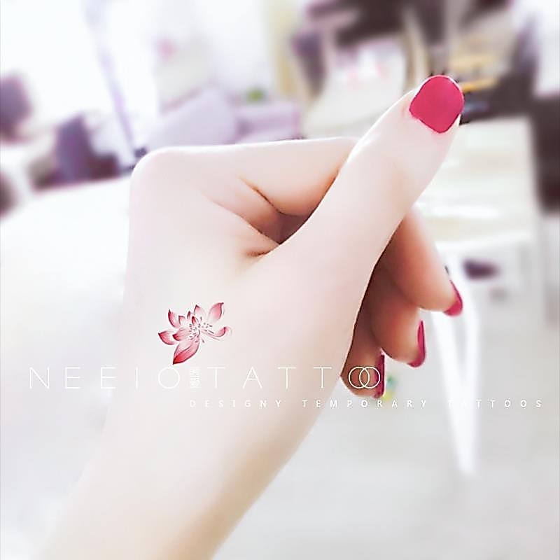 Hình xăm dán tươi màu đỏ với họa tiết hoa sen nhỏ, chống thấm nước từ Hukou Studio