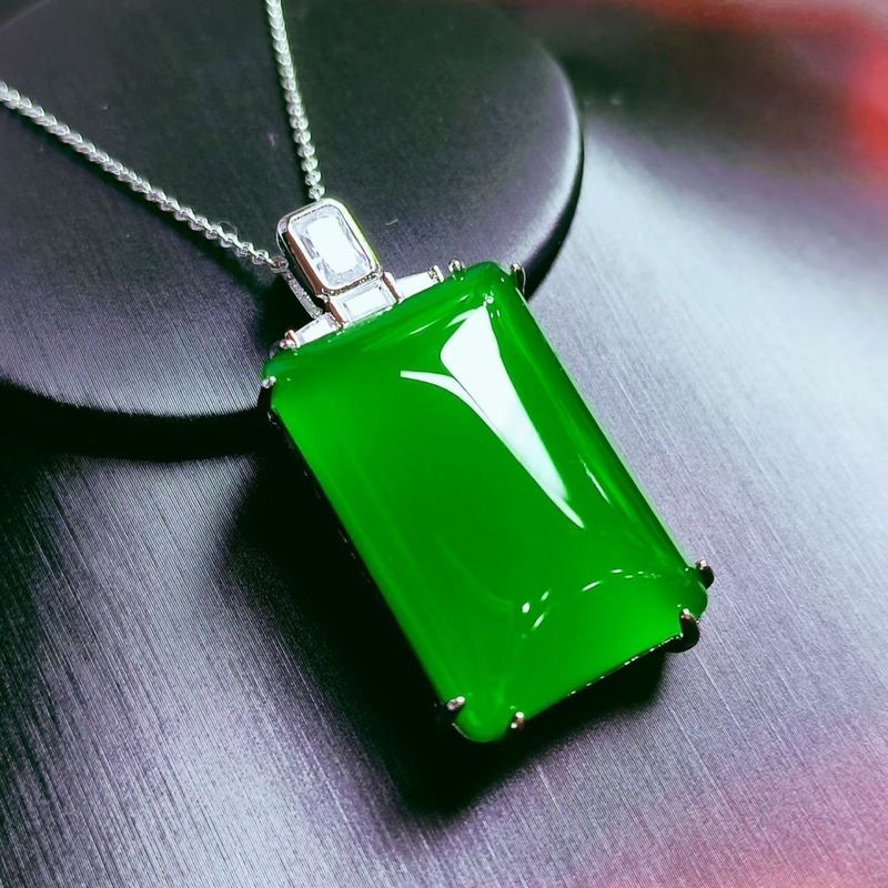 Thiết kế ban đầu Full Green Wuwu Thương hiệu tự nhiên Chalcedony Mặt dây chuyền an toàn Tính khí bạc