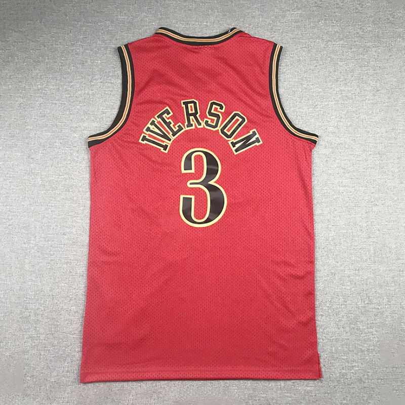 Áo bóng rổ có logo in trên đó và áo thun “Iverson Red Team ” 。 76.