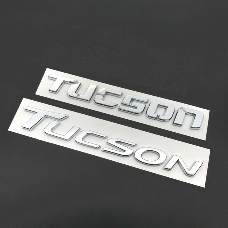Logo chữ Hyundai Tucson khởi động phía sau nhãn dán logo ô tô mới và cũ