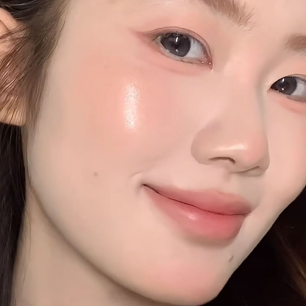 The skin looks smooth, glossy, and well-applied after applying this product. It leaves a natural, he