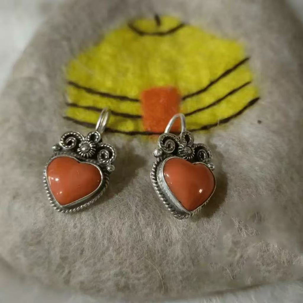 Ethnic style heart element design, handmade vintage heart-shaped earrings, new retro Mongolian red p