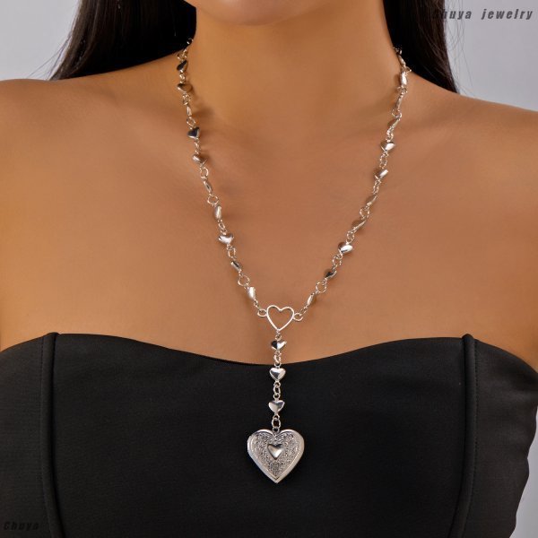 Vòng cổ khung ảnh tua rua chuỗi trái tim - phụ kiện boutique nữ tính