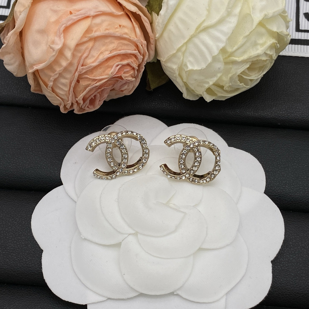 Earrings are available in gold and silver colors925Silver needles exude elegance and style