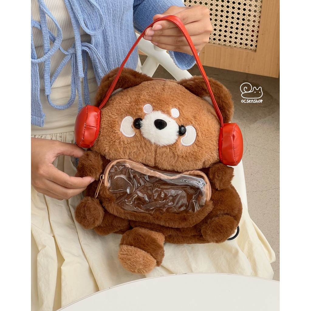 Balo bông Red panda đeo tai nghe