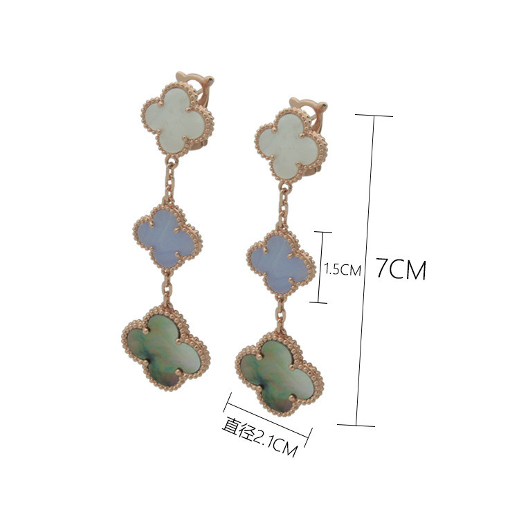 L7GK Women's red and green colorful shell four-leaf clover earrings3Take a black and white photo