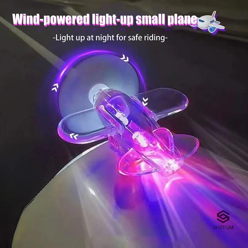 Máy bay chạy bằng gió decor xe máy và ô tô, đèn LED xoay dùng ban đêm mới