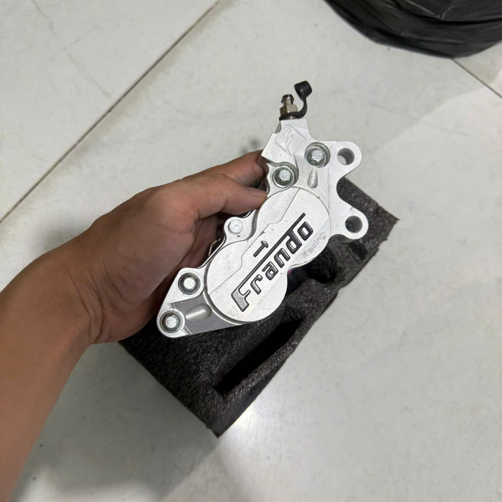 ( Hàng cũ ) Heo dầu 4 Pis Frando có trầy xước nhẹ như mới ARM Racing-Nhi