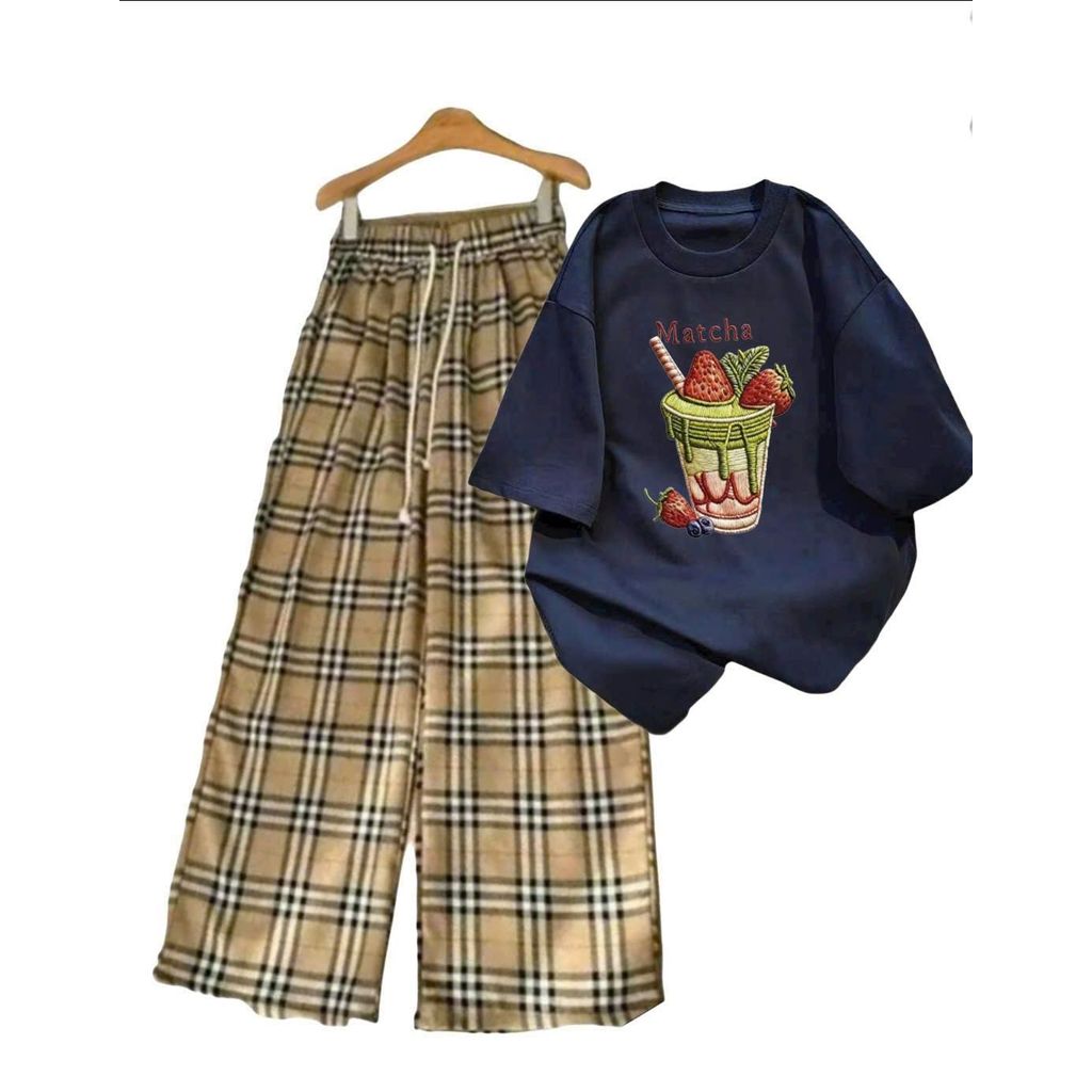 ( size 38-50kg ) Bộ đồ quần kẻ caro vàng dáng dài  + áo phông cotton hoạ tiết quả dâu tây-linhan99