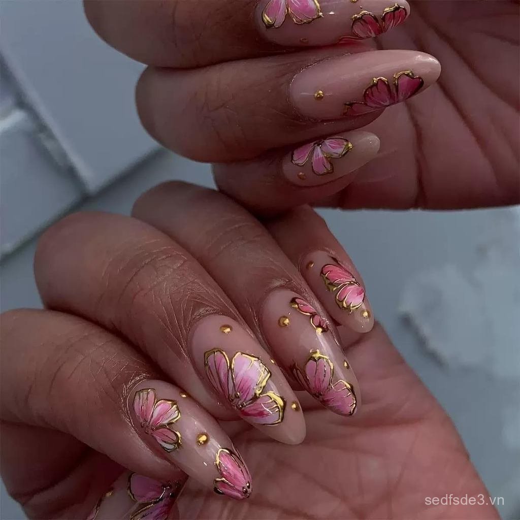 Manicure média em relevo, unhas postiças em formato de amêndoa, unhas postiças com padrão floral (de