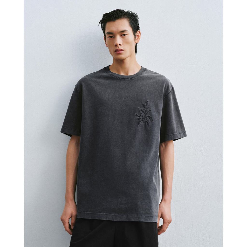 URBAN REVIVO - Áo thun nam cổ tròn tay ngắn thêu họa tiết UMF460089-L8A
