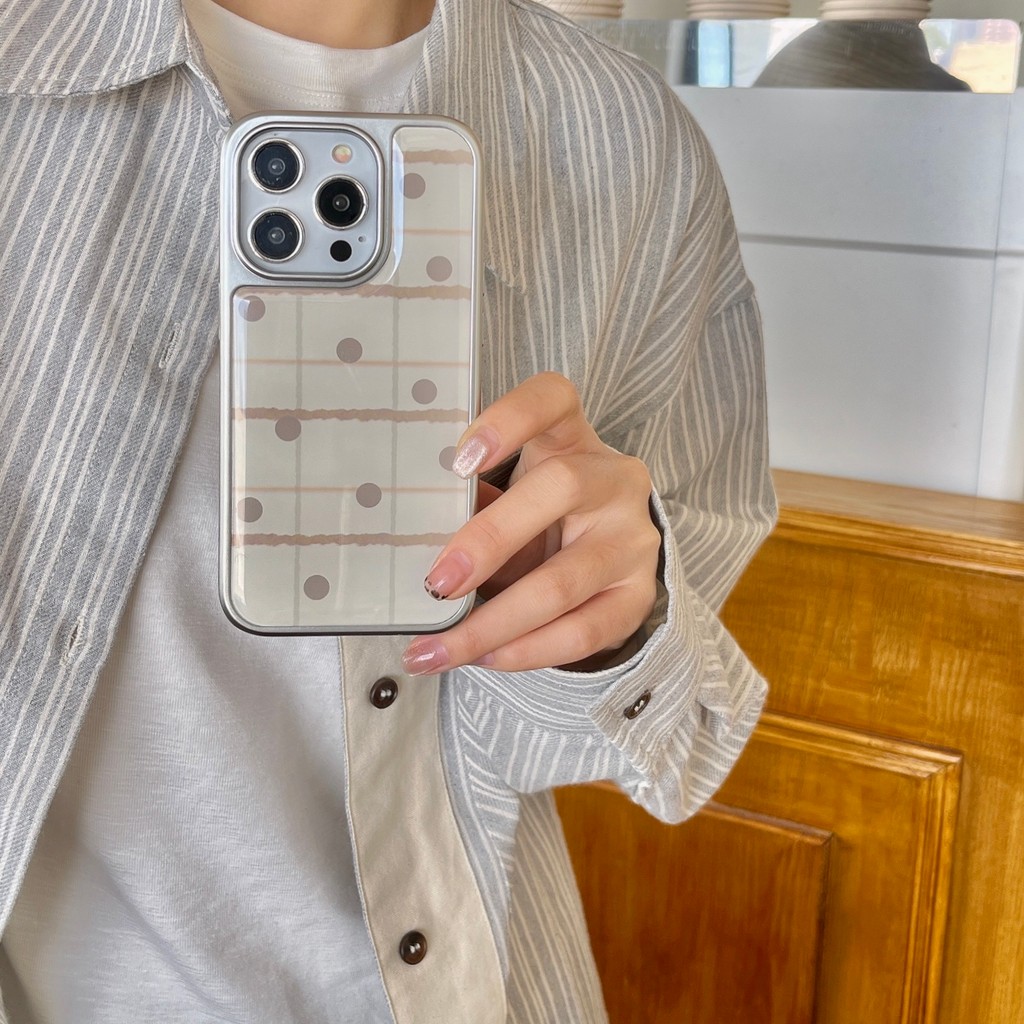 Ốp lưng iPhone 12 / 13 / 14 / 15 / 16 / 17 – Ô kẻ ô kem chấm bi nâu, viền ánh kim & phong cách tối g