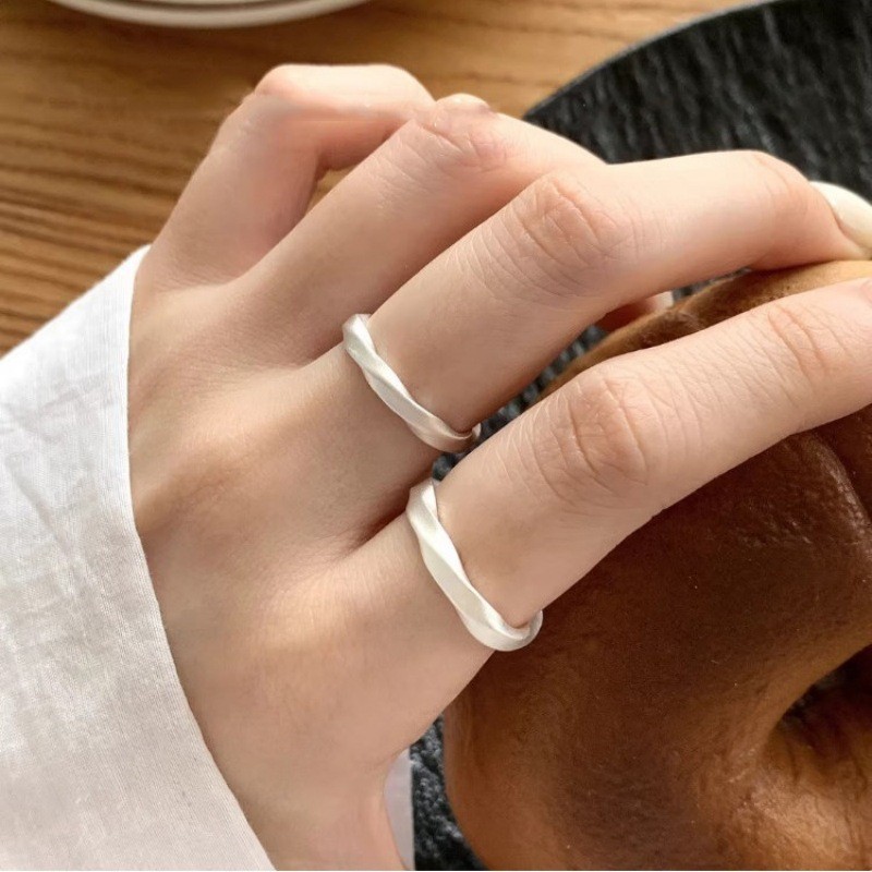 Niche Simple Mobius Matte Matte Fashion Open Couple Ring
