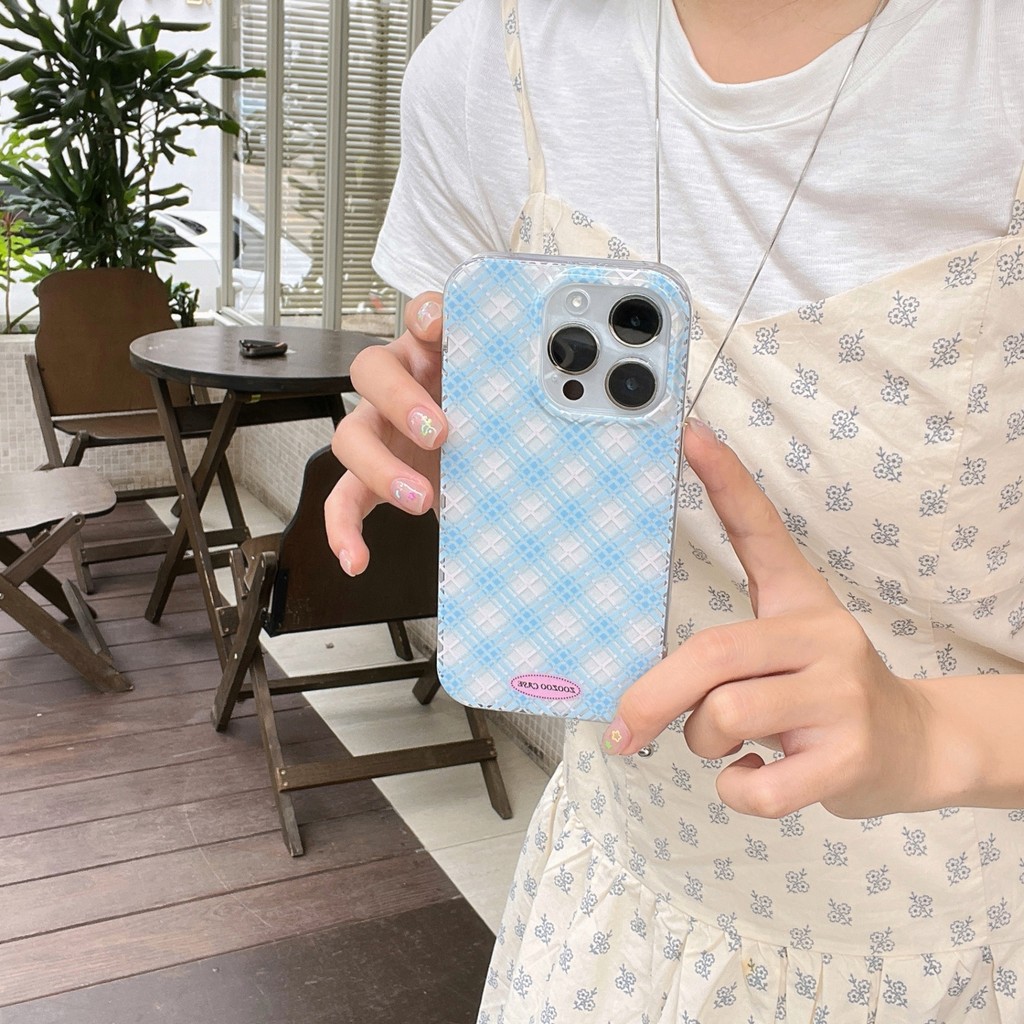 Ốp lưng iPhone 12 / 13 / 14 / 15 / 16 / 17 – Họa tiết ô vuông len xanh nhạt thanh lịch
