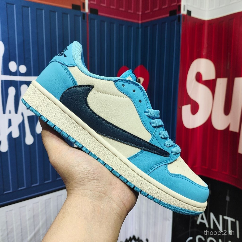 Giày bóng rổ Travis Scott x Air Jordan 1 Low OG mới, màu sắc: kaki, xanh và đen.