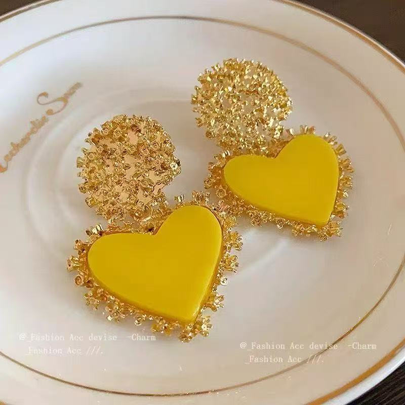 Studded earrings give a sense of elegance tq Exaggerated and stylish yellow dopamine earrings with a