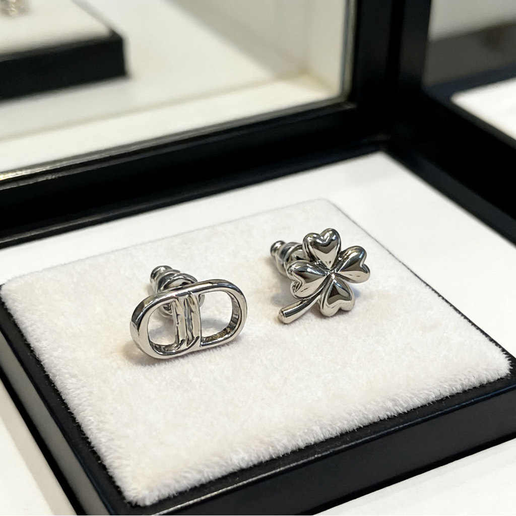 HR5A Lucky four-leaf clover earrings ins Minimalist style earrings with a high-end feel