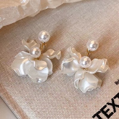 Bông tai đính ngọc trai hoa cổ điển với chi tiết tinh tế Tinh tế Hàng loạt nhỏ Dangles Quà tặng đa năng cho cô ấy QT2591