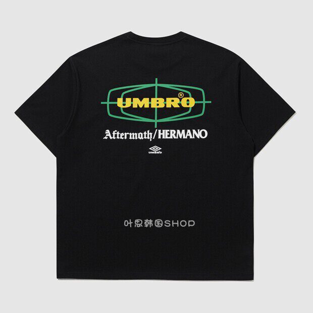 Umbro × AFTERMATH Collab Tee – Logo thể thao cổ tròn mùa hè dành cho nam, dáng rộng thường ngày 701