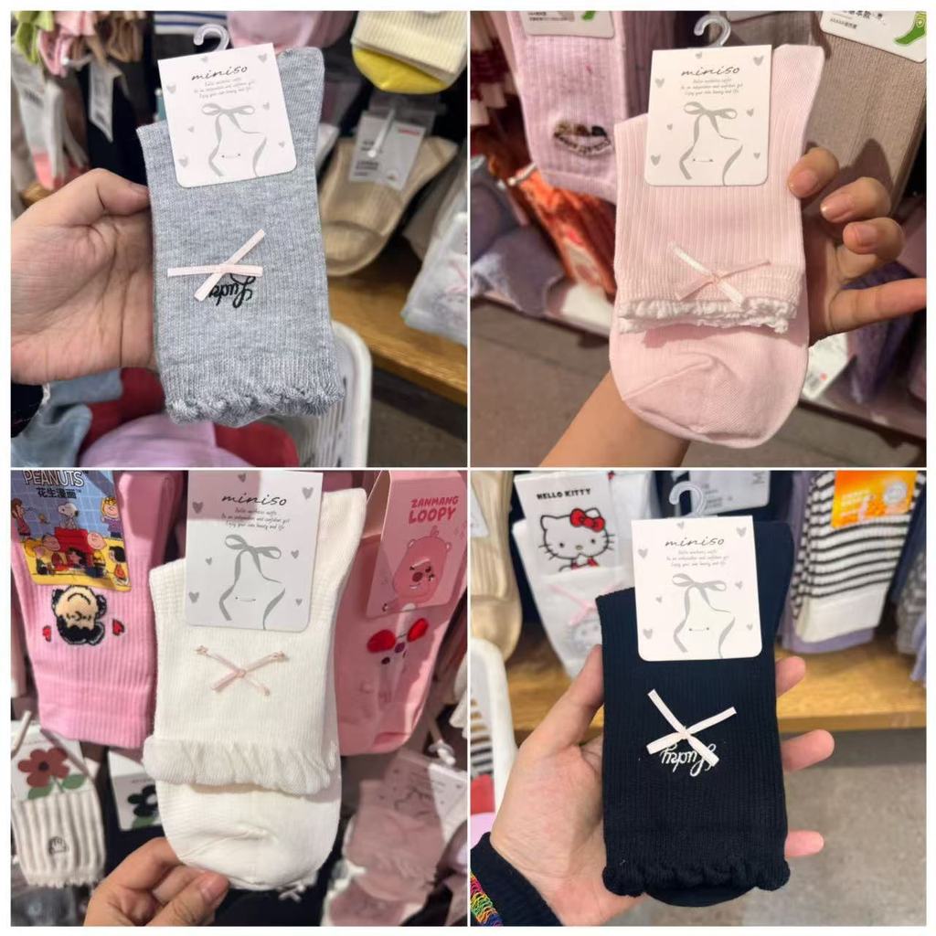MINISO MINISO Lười Kỳ Nghỉ Tình Yêu Lấp Lánh Vớ Giữa Ống Tất Cọc Tất Thêu Vớ Nơ